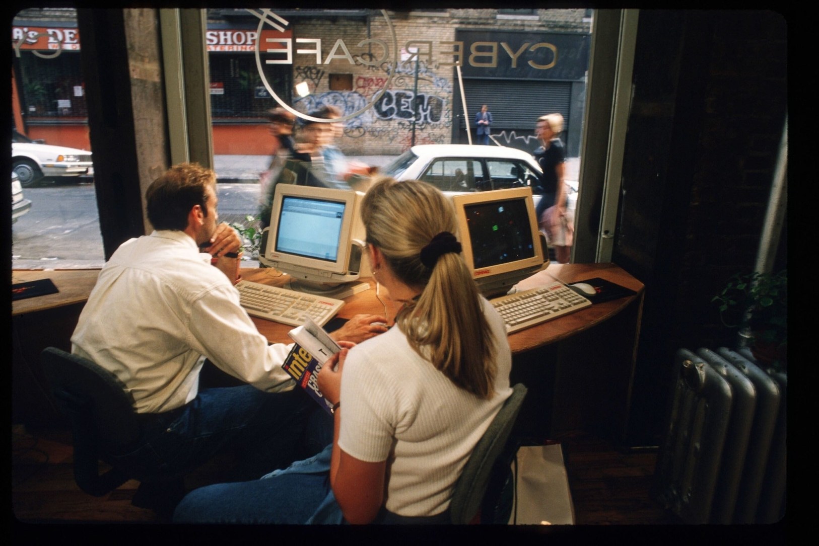 a date between a man and a woman in a place called Cybercafé